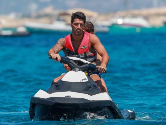 FOTOS: El encuentro de Messi, Fábregas, Luis Suárez y Jordi Alba con su familia en Ibiza