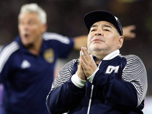 Maradona a un paso del alta, pero con largo tratamiento por delante
