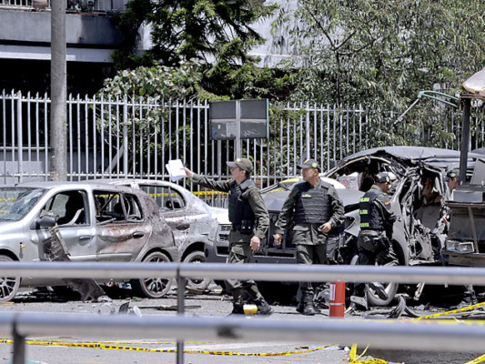 Cinco muertos en atentado con bomba contra exministro de Uribe en Bogotá