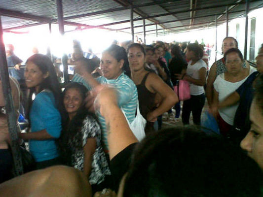 Largas filas para ingresar a visita en la Penitenciaría Nacional