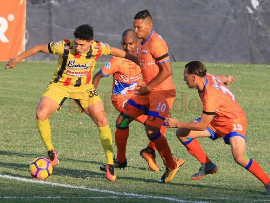 Lobos UPNFM mantiene partenidad sobre el Real España tras empatar 2-2 en el Nacional