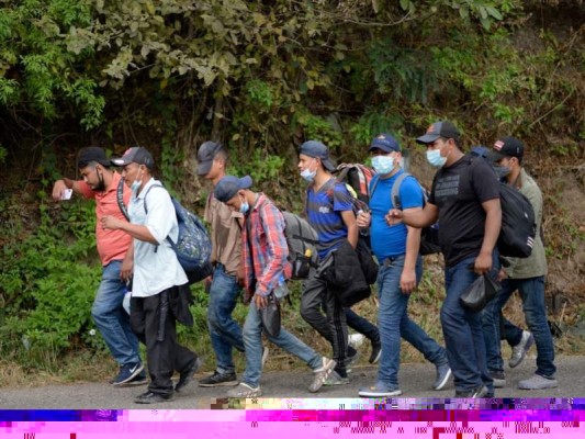 Los migrantes hondureños, parte de una caravana que se dirige a los Estados Unidos, caminan en Jocotan, Guatemala el 16 de enero de 2021.