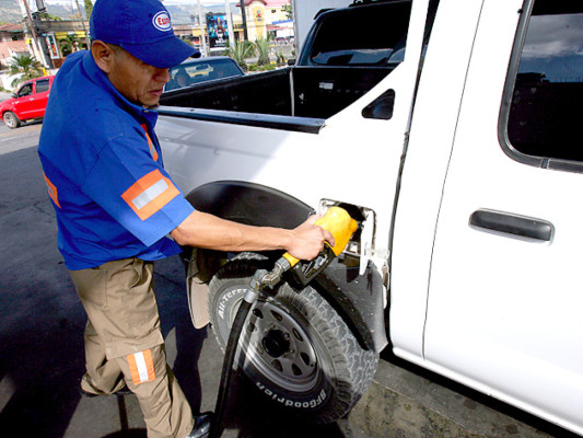 Gasolinas bajan y diesel sube a partir del lunes en Honduras
