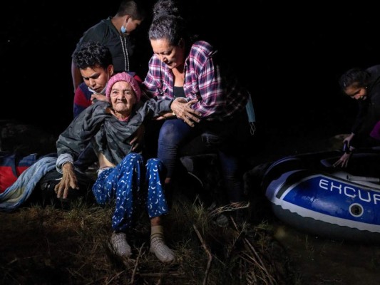En silla de ruedas y a sus 93 años, hondureña cruza la frontera hacia EEUU
