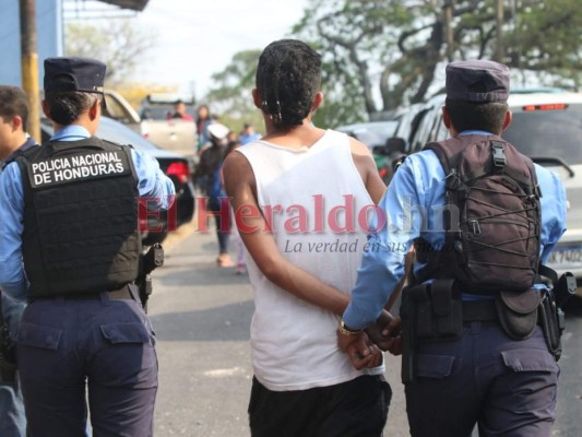 Fotos: Barras y policías se enfrentan frente al estadio en partido Motagua vs Marathón