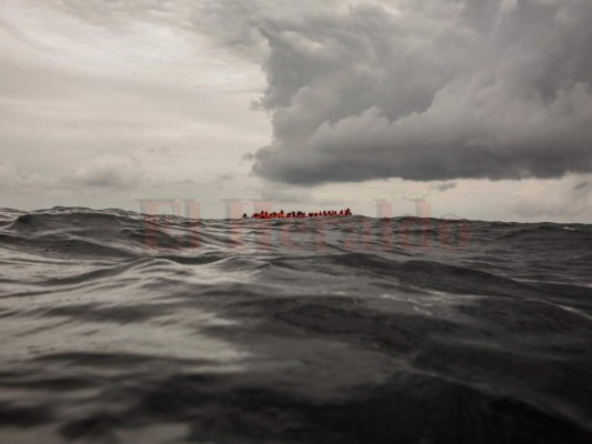 Desaparecen casi 120 migrantes en naufragio frente a Libia