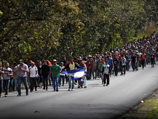 Migrantes hondureños rompen cerco policial en frontera de Guatemala