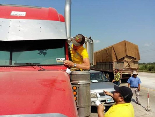 Honduras: Salvador Nasralla pega stickers contra el peaje en carretera CA-5