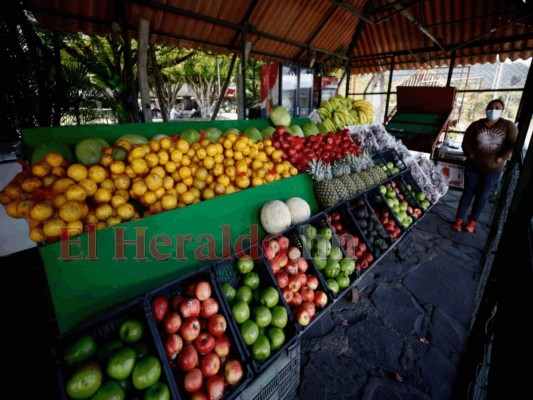 En el sector de Las Flores, la venta de frutas poco a poco ha ido mejorando en los últimos días. Foto: Emilio Flores/EL HERALDO.