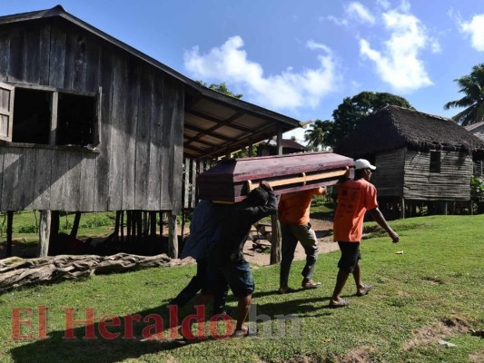 En imágenes, el desgarrador momento en el que familiares despiden a víctimas de naufragio en La Mosquitia