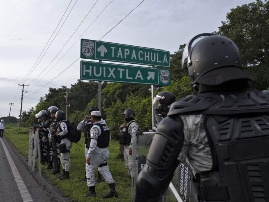 México impide el paso de caravana de migrantes