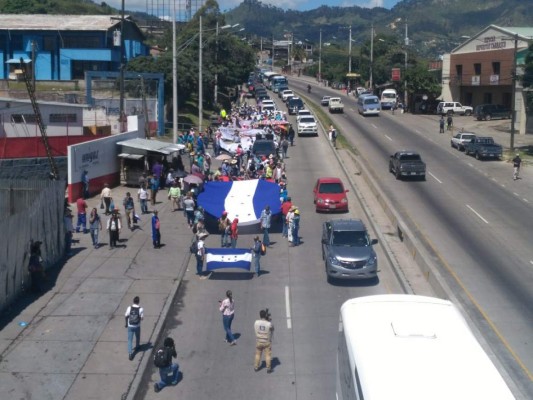 FOTOS: Llega a Tegucigalpa caravana que caminó desde Cortés en apoyo a migrantes