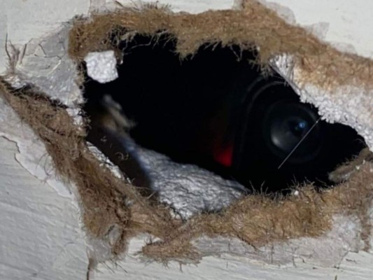 Descubren cámara oculta en el baño de mujeres de un bar en México