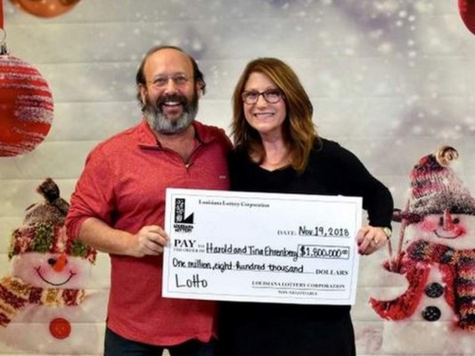 Pareja halla boleto de lotería premiado con USD 1.8 millones al limpiar su casa