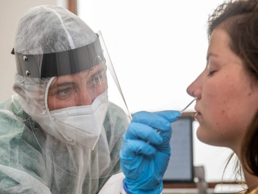 OMS advierte que 'los jóvenes no son invencibles' ante el coronavirus