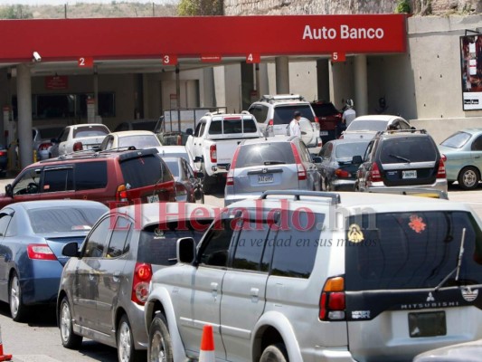 FOTOS: Sin normas de bioseguridad, capitalinos salen a abastecerse