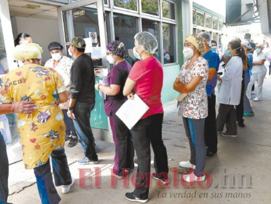 Más de 25 mil trabajadores de la salud fueron vacunados con dosis de AstraZeneca