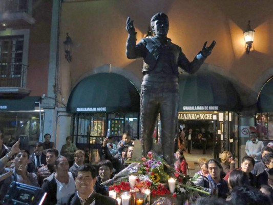 México canta a Juan Gabriel junto a su estatua en Garibaldi