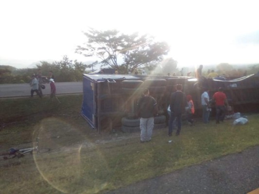 Un herido y el robo de producto: El accidente de rastra cargada de bebidas alcohólicas en la CA-5