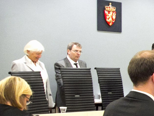 Uno de los jueces del juicio de Breivik sorprendido jugando al solitario