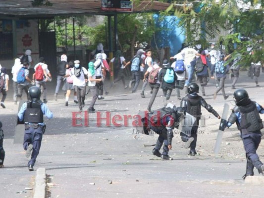 FOTOS: El enfrentamiento entre policías y estudiantes del Central en imágenes
