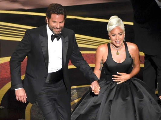 Lady Gaga y Bradley Cooper se mostraron muy románticos tras el lanzamiento de la cinta 'Nace una estrella'. Foto: AP.