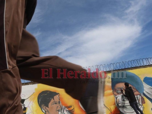 FOTOS: Tributo a los héroes de la pandemia en muros del Hato de Enmedio