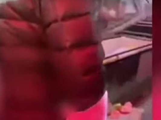 VIDEO: Tres hombres golpean el cadáver de su supuesto padre en China