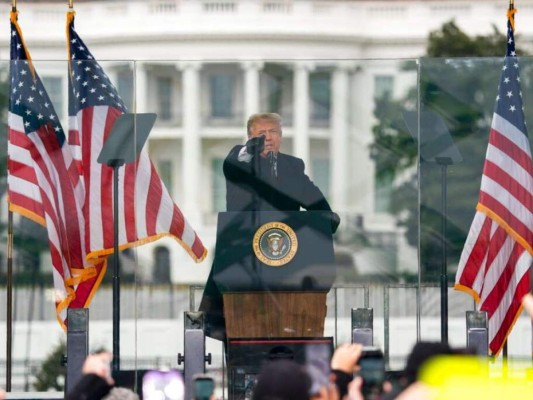 El expresidente Trump dando su discurso durante una manifestación de protesta porque el colegio electoral certificó a Biden como presidente. FOTO: AP