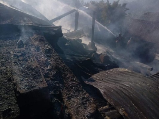 Incendio consume dos viviendas de madera en aldea El Rosario