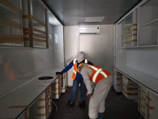 FOTOS: Así avanza la inspección de los 78 contenedores con hospitales móviles