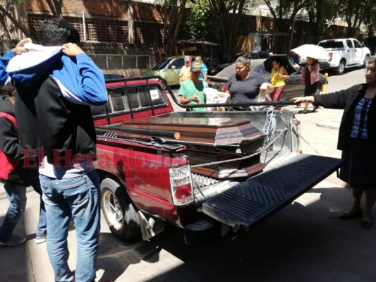 Retiran cuerpos de personas que murieron en incendio de la colonia Bella Vista en Comayagüela