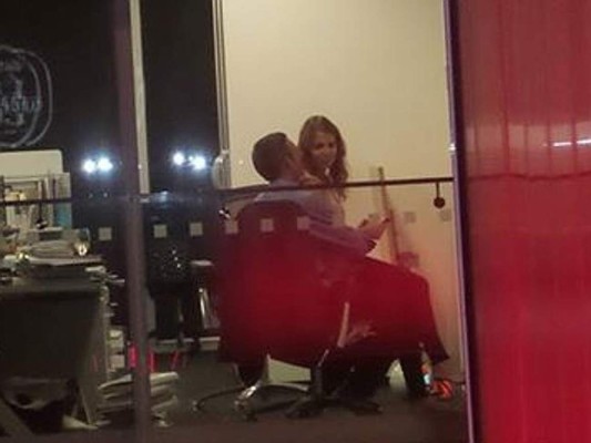 ¿Quién es la mujer 'cachada' en la oficina?