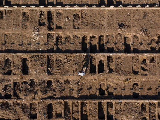 Récord de muertes diarias por Covid-19 en Chile entre polémica por tumbas