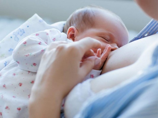 Ocho consejos y remedios caseros para producir más leche materna