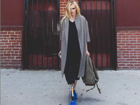 Modelo británica perdió su pierna por usar tampones