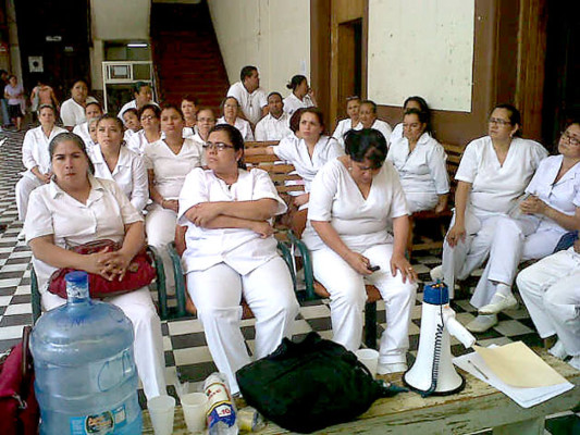 Enfermeras auxiliares dan plazo de 24 horas a autoridades para cumplir pliego de peticiones