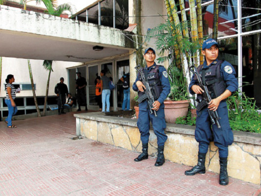 Enfermeras reducen pretensiones salariales, pero mantienen paro en centros hospitalarios