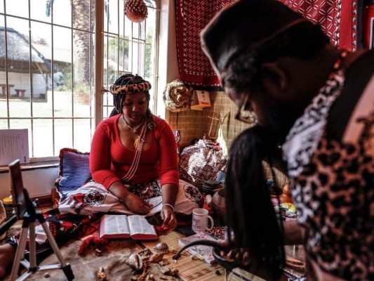 Sudáfrica: Curanderos digitalizan sus rituales debido al covid-19  