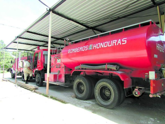 Equipo de protección en ‘pedazos’ pone en riesgo vidas de bomberos