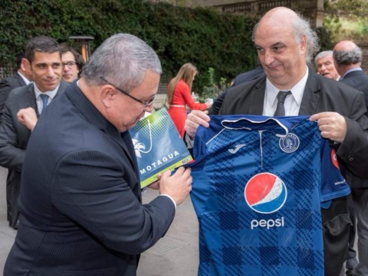 Pablo Garzonio, máximo coleccionista de camistas de fútbol en el mundo suma la de Motagua