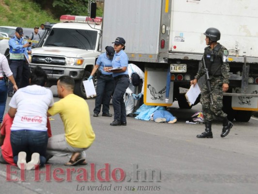 FOTOS: Terrible accidente entre moto y camión cobra la vida de una joven en la cuesta El Chile de la capital