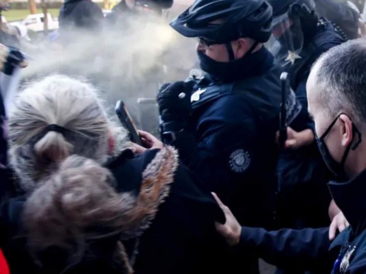 Dos acusados de usar aerosol para osos contra un policía del Capitolio que murió