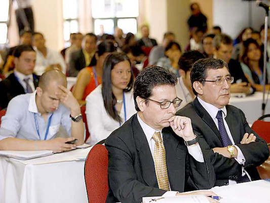 Instalan foros y debates en primer día de Cumbre del SICA en Honduras
