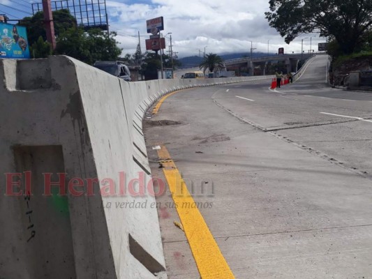 Instalan barreras de concreto a la altura del Aeropuerto Internacional Toncontín