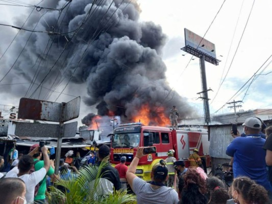 Pavoroso incendio destruye varios comercios en el centro de San Pedro Sula (Fotos)