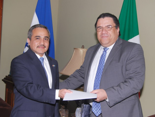 Nuevo embajador de México en Honduras presenta copias de estilo