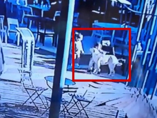 ¿Fue injusto? Padre mata a perrito de una patada para salvar a su hijo y caso indigna a Argentina