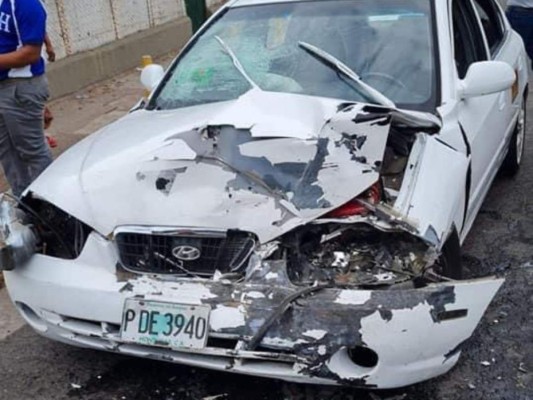 Tres personas heridas deja choque entre taxi y camioneta en la capital