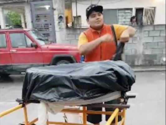 El video de un joven vendedor de pan se ha viralizado por el estilo y la música con el que lo vende
